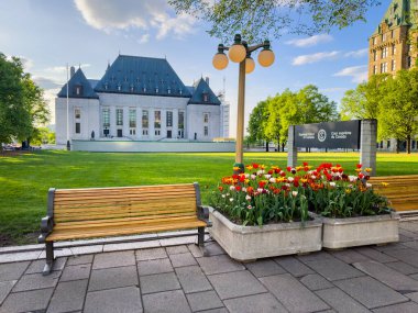 Kanada Anayasa Mahkemesi binasının önündeki laleler, banklar ve sokak direkleri, Kanada lale Festivali sırasında, güzel bir bahar akşamı, Ottawa, Ontario, Kanada Mayıs 2024.