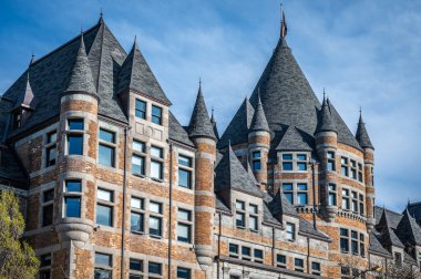 Place Viger, Kanada 'nın Quebec şehrinde Fransız şatosunda inşa edilen Kanada Pasifik Demiryolları için tarihi bir otel ve tren istasyonu. Fotoğraf Mayıs 2024 'te çekildi..