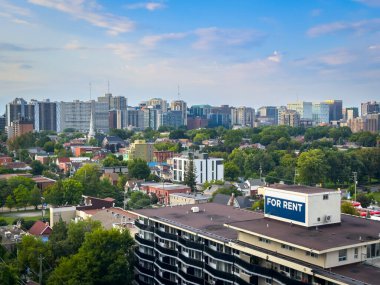 Kiralık daire tabelası. Ticari, konut, ofis ve hükümet binaları. Ottawa, Ontario şehir merkezinden Skyline. Yaz boyunca Kanada 'nın başkenti. Fotoğraf Ağustos 2024 'te çekildi..