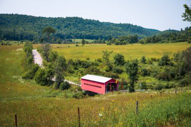 Meech Creek Vadisi 'ndeki manzara kırmızı köprüsü, yaz boyunca Gatineau Park' taki tarım manzaraları, Chelsea ve Wakefield, Outaouais, Quebec, Kanada Temmuz 2024
