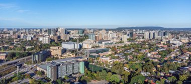 Ottawa Üniversitesi, Sandy Hill, Parliament Hill and Peace Tower, Gatineau Park tepeleri de dahil olmak üzere Ottawa şehir merkezinin panoramik manzarası, Ontario, Kanada Eylül 2024
