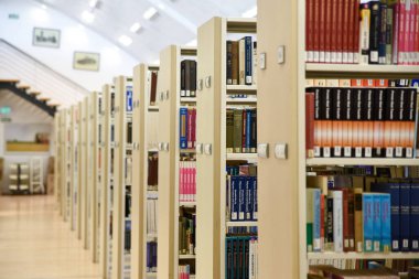 Halk kütüphanesindeki kitaplıklar. İsrail, Birüssebi, 6 Ocak 2016. Yatay sürüm.