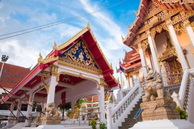 Tapınak Wat Chai Mongkron. Geniş perspektif, parlak mavi gökyüzü seyahat afişi olarak kullanılabilir. Pattaya, Tayland. 15 Ekim 2019