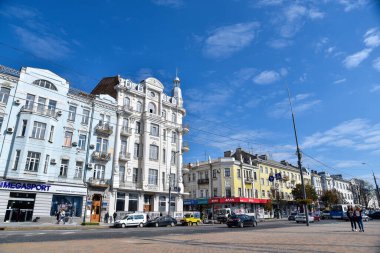 Hafta içi Soborna Caddesi 'nde sonbahar günü. Soğuk, kasvetli gökyüzü. Ukrayna, Vinnytsia, 28 Eylül 2017.