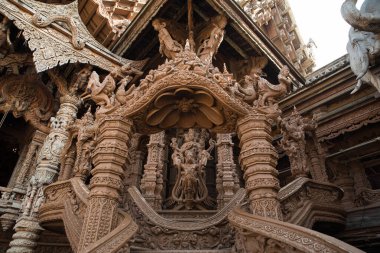 Doğruluk Mabedi - Pattaya 'da eski bir ahşap tapınak, çok detaylı ahşap oyma. Pattaya, Tayland. 19 Mart 2022.