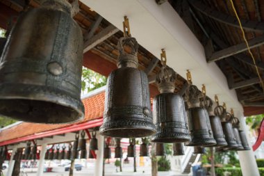 Budist tapınağında antik çanlar. Yakın çekim, kompozisyon, perspektif.
