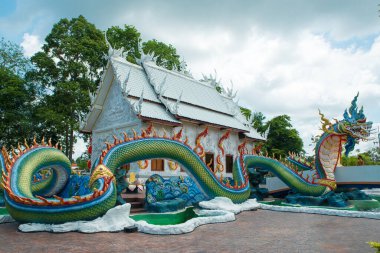 Wat Nong Chap Tao popüler bir turistik bölgede renkli ejderhaları olan bir tapınaktır. Tayland, Chonburi vilayeti. 27 Nisan 2022.