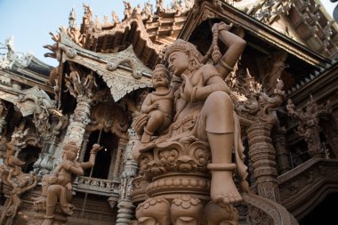 Doğruluk Mabedi - Pattaya 'daki antik bir ahşap tapınak, heykellere yakın çekim, yüksek detaylı ahşap oyma.