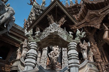 Doğruluk Mabedi - Pattaya 'da eski bir ahşap tapınak, çok detaylı ahşap oyma, günbatımında dramatik ışıklandırma..