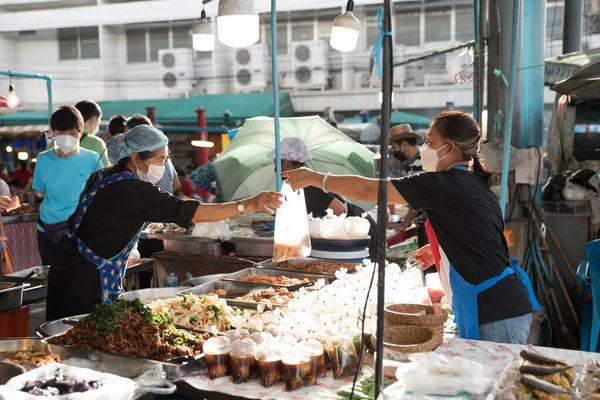 Ato Comprar Vender Comida Tailandesa Mercado Por Duas Senhoras Idosas — Fotografia de Stock