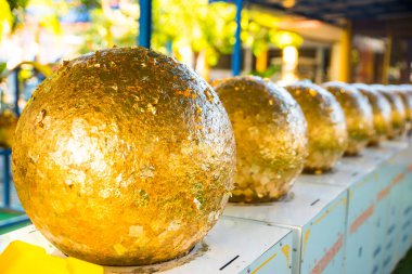 Wat Nong Chap Tao tapınağında bir dizi yaldızlı top. Chonburi, Tayland.