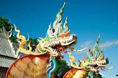 Wat Nong Chap Tao 'daki ejderha kafalarının yakın çekimi. Renkli bir dış görünüş. Chonburi, Tayland.