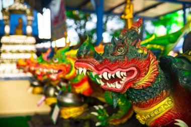 Wat Nong Chap Tao tapınağındaki kaplumbağa heykellerine yakın çekim. Chonburi, Tayland.