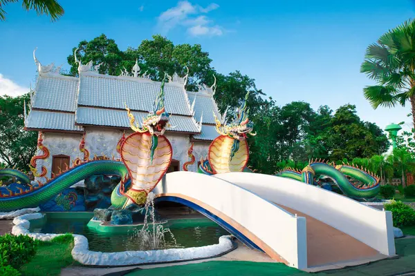 Wat Nong Chap Tao tapınağı açık, tapınağın girişine giden köprü, geniş açı. Chonburi, Tayland.