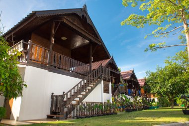 BANG LAMUNG BÖLGESİ, THAILAND - 9 Haziran 2022. Wat Phon Prapa Nimit, açık hava çekimi, tapınağın dışı, Budist keşişler yurdu.