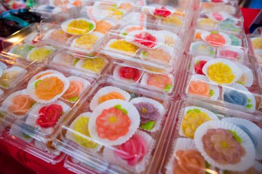 CHONBURI İspatlama, Tayland - 11 Haziran 2022. Geleneksel Çin ay çörekleri. Tezgahta satılık plastik kutularda çeşitli dolgular var..