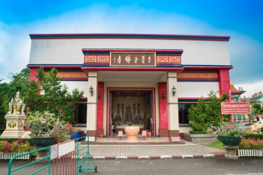 CHONBURI İspatlama, Tayland - 18 Haziran 2022. Anek Kusala Sala Müzesi 'nin (Viharn Sien) karşısındaki Ban Amphoe Gölü yakınlarındaki Budist tapınağı salonu.).