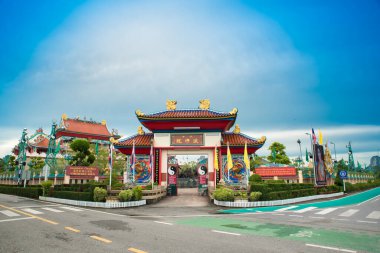 CHONBURI İspatlama, Tayland - 18 Haziran 2022. Anek Kusala Sala (Viharn Sien) Çin tapınağı ve müzesi. Dış kapı, ana giriş, geniş açı.