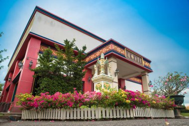 CHONBURI İspatlama, Tayland - 18 Haziran 2022. Anek Kusala Sala Müzesi 'nin (Viharn Sien) karşısındaki Ban Amphoe Gölü yakınlarındaki Budist tapınağı salonu.).