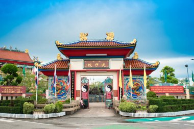 CHONBURI İspatlama, Tayland - 18 Haziran 2022. Anek Kusala Sala (Viharn Sien) Çin tapınağı ve müzesi. Dış kapı, ana kapı.