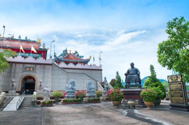 CHONBURI İspatlama, Tayland - 18 Haziran 2022. Anek Kusala Sala (Viharn Sien) Çin Tapınağı ve Müzesi. Budist heykeller ve heykellerle dolu bir yer.