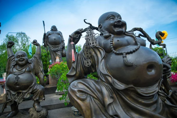 Exterior Templo Viharn Sien Com Estátuas Budistas Felizes Sorridentes — Fotografia de Stock