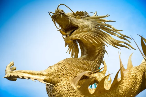 Κινέζικο Χρυσό Άγαλμα Δράκου Ενάντια Στον Γαλάζιο Ουρανό Απομονωμένα — Φωτογραφία Αρχείου