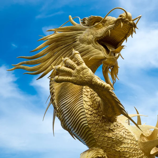 Κινέζικο Χρυσό Άγαλμα Δράκου Ενάντια Στον Γαλάζιο Ουρανό Καλλιέργεια Τετράγωνο — Φωτογραφία Αρχείου