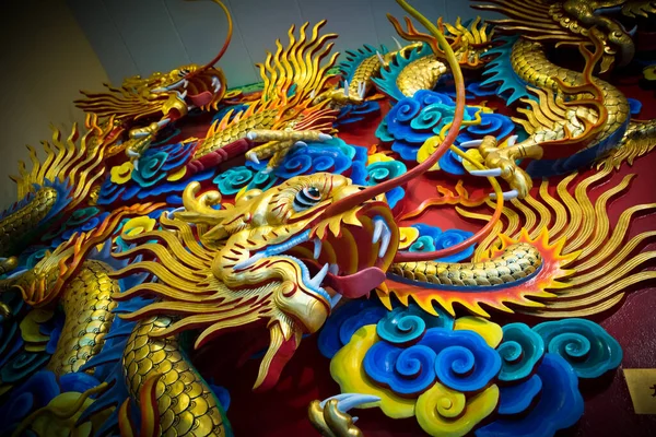 Convexe Motifs Colorés Dragons Sur Mur Viharn Sien Temple — Photo