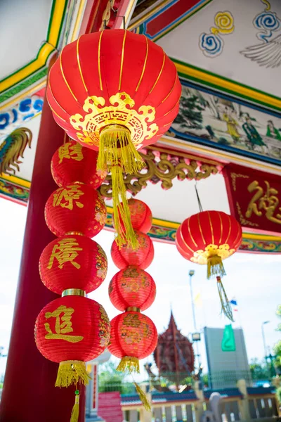 Denglong Παραδοσιακή Κινεζική Κρέμονται Κόκκινα Φανάρια Διακοσμούν Θυσιαστήριο Στο Ναό — Φωτογραφία Αρχείου