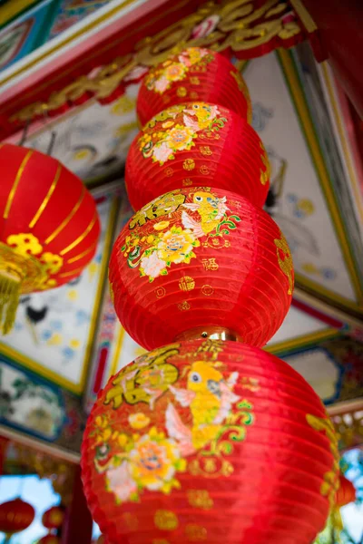 Denglong Παραδοσιακή Κινεζική Κρέμονται Κόκκινα Φανάρια Διακοσμούν Θυσιαστήριο Στο Ναό — Φωτογραφία Αρχείου