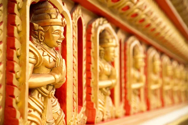 Revêtement Temple Bouddhiste Avec Des Motifs Dorés Colorés Des Figures — Photo