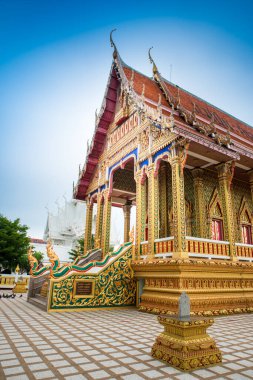 PATTAYA, THAILAND 20 HAZİRAN 2022. Wat Nong Yai Tapınağı 'nın arka bahçesi. Dış görünüş. Renkli yaldızlı desenli tapınağın ön cephesi.