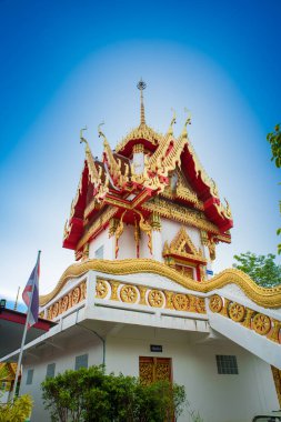 PATTAYA, THAILAND 20 HAZİRAN 2022. Wat Nong Yai tapınağındaki kule. Dış görünüş, tapınağın kaplaması renkli yaldızlı desenler.