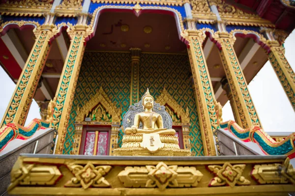 PATTAYA, THAILAND 20 HAZİRAN 2022. Wat Nong Yai tapınağı. Renkli yaldızlı desenli tapınağın ön cephesi. Buddha figürüne seçici odaklanma