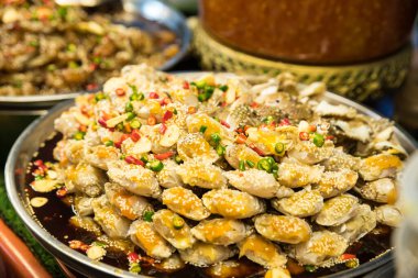 Susam tohumlu mayalanmış yengeç, sarımsak ve biber biberi marketteki tezgâhta satılıyor..