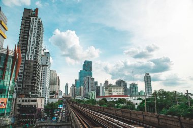 Bangkok, Tayland. 6 Temmuz 2022. BTS Zafer Anıtı Skytrain İstasyonu. Phaya Thai yolunda trafik, öğlen şehir manzarası.
