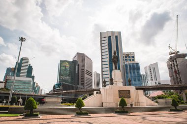 Bangkok, Tayland. 5 Temmuz 2022. Sala Daeng Kavşağı yakınlarındaki Kral Rama VI anıtlı plaza, Tayland - Japon üstgeçidi.