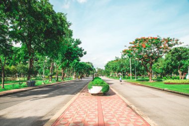 Bangkok, Tayland. 5 Temmuz 2022 'de insanlar gündüz vakti Lumpini Park' ta yürüyüş ve koşu yapıyorlar..