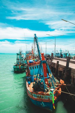 Sattahip Bölgesi, Chon Buri, Tayland. 1 Temmuz 2022. Bang Saray İskelesi. Rıhtıma demirlemiş renkli balıkçı tekneleri. dikey çekim