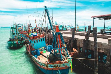 Sattahip Bölgesi, Chon Buri, Tayland. 1 Temmuz 2022. Bang Saray İskelesi. Rıhtıma demirlemiş renkli balıkçı tekneleri..