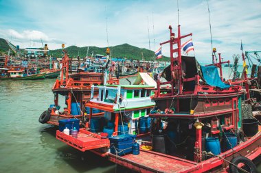 Sattahip Bölgesi, Chon Buri, Tayland. 1 Temmuz 2022. Bang Saray İskelesi. Rıhtıma demirlemiş renkli balıkçı tekneleri..