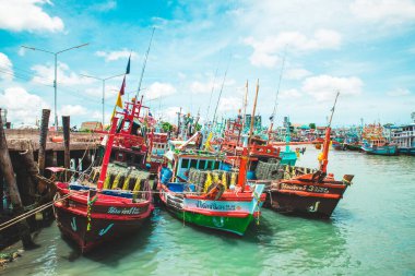 Sattahip Bölgesi, Chon Buri, Tayland. 1 Temmuz 2022. Bang Saray İskelesi. Rıhtıma demirlemiş renkli balıkçı tekneleri..