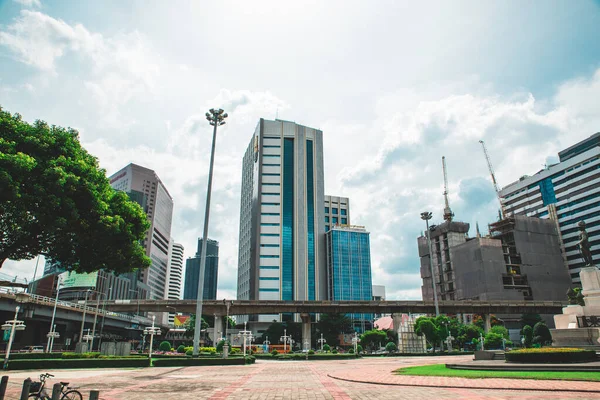 Bangkok, Tayland. 5 Temmuz 2022. Sala Daeng Kavşağı yakınlarındaki Kral Rama VI anıtlı plaza, Silom MRT İstasyonu.