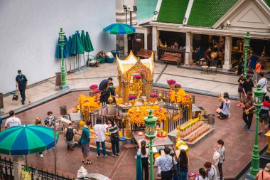 Bangkok, Tayland. 6 Temmuz 2022. Tapanlar, Tao Maha Brahma olarak da bilinen Erawan Tapınağı 'nı ziyaret edip namaz kılarlar..