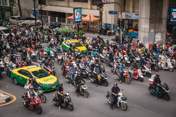 Bangkok Tailândia Julho 2022 Multidão Motos Motos Espera Semáforos Cruzamento — Fotografia de Stock