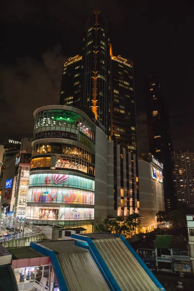 Bangkok, Tayland. 6 Temmuz 2022. Gece manzarası, manzara formu Asok BTS istasyonu, Terminal 21 ve Büyük Merkez Noktası