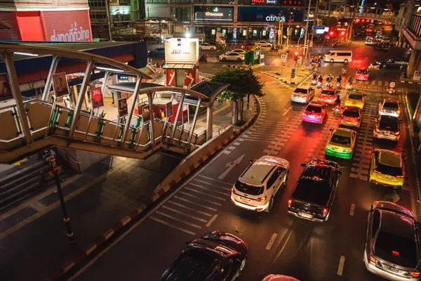 Bangkok, Tayland. 6 Temmuz 2022. Sukhumvit yolunda trafik ışıklarını bekleyen arabalar, Asok BTS istasyonundan yüksek açılı çekim..