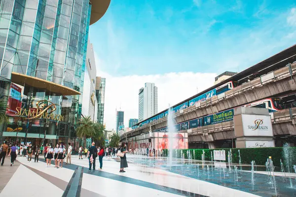 Bangkok, Tayland. 7 Temmuz 2022. Siyam Paragon Alışveriş Merkezi, meydanda yürüyen insanlar..