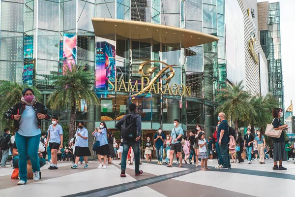 Bangkok Thailand Juli 2022 Siam Paragon Mall Menschen Laufen Über lizenzfreie Stockbilder